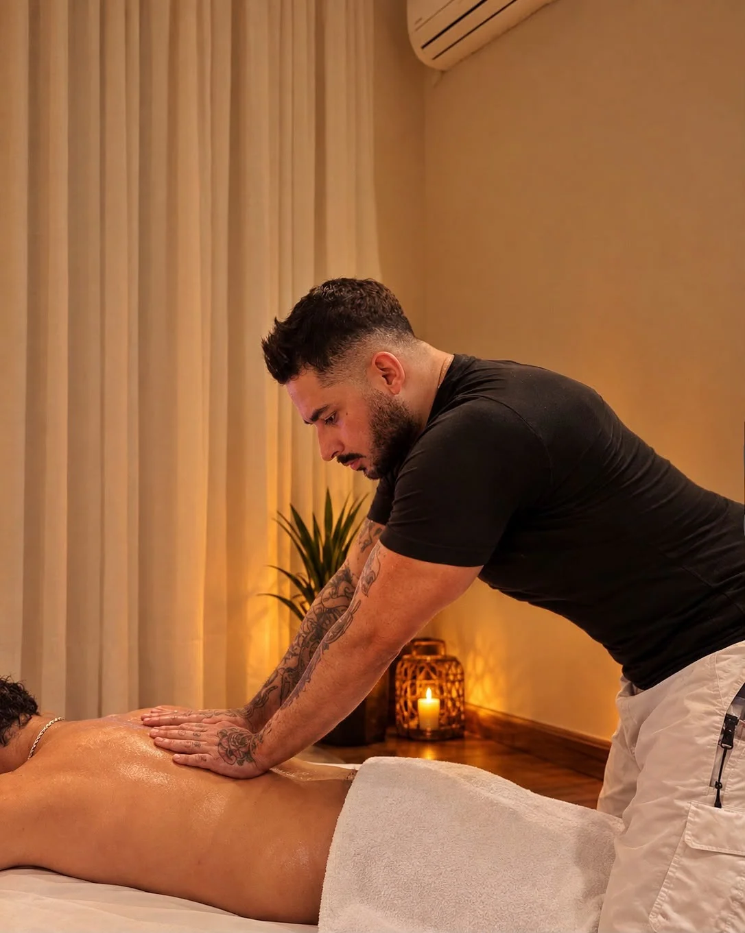 Beto durante um atendimento de massagem