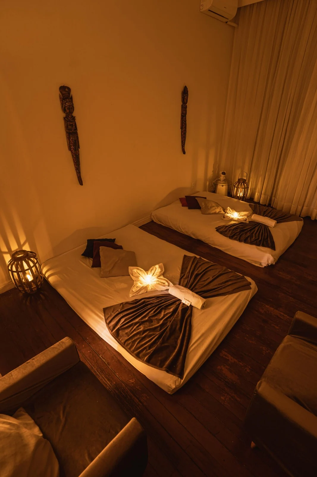 Sala preparada com dois futons para casais