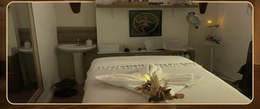 Sala com maca para atendimento de estética e Sense Massagem